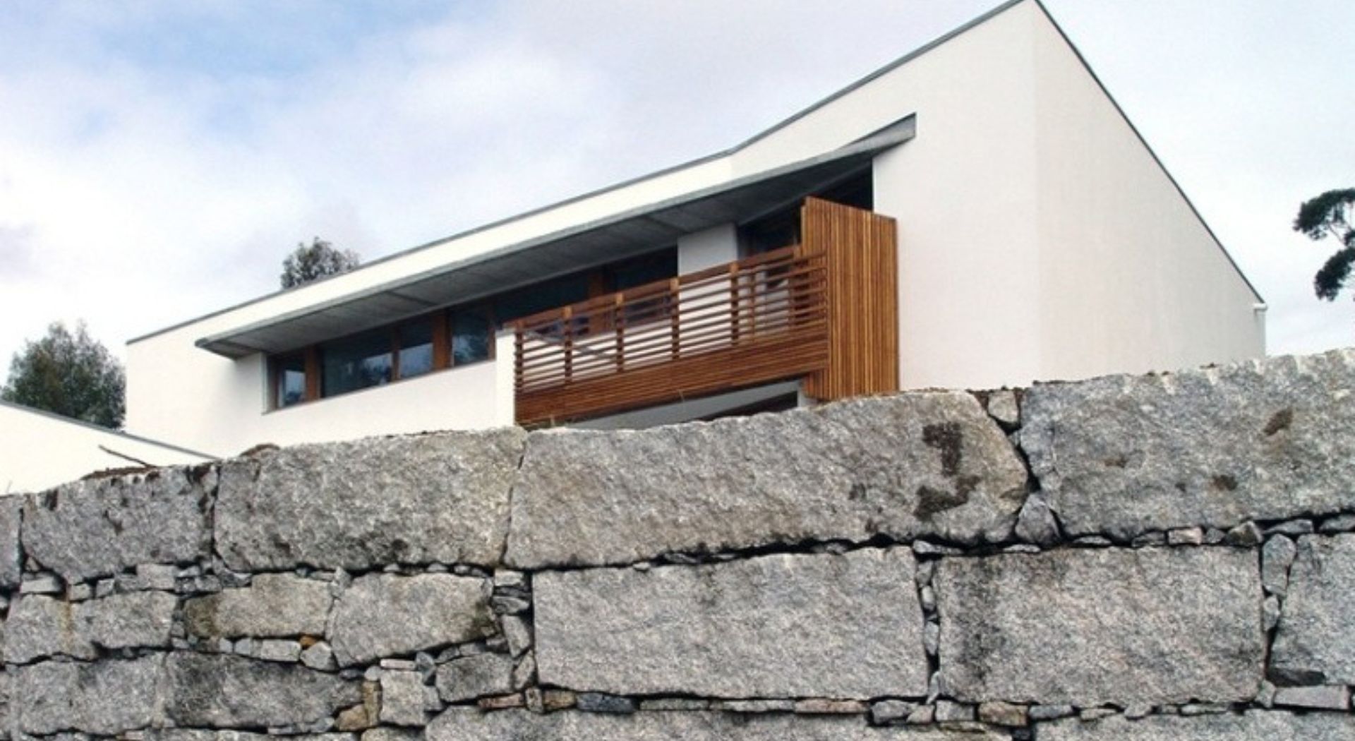 Arquitecto Villagarcía de Arousa casa con muro piedra país