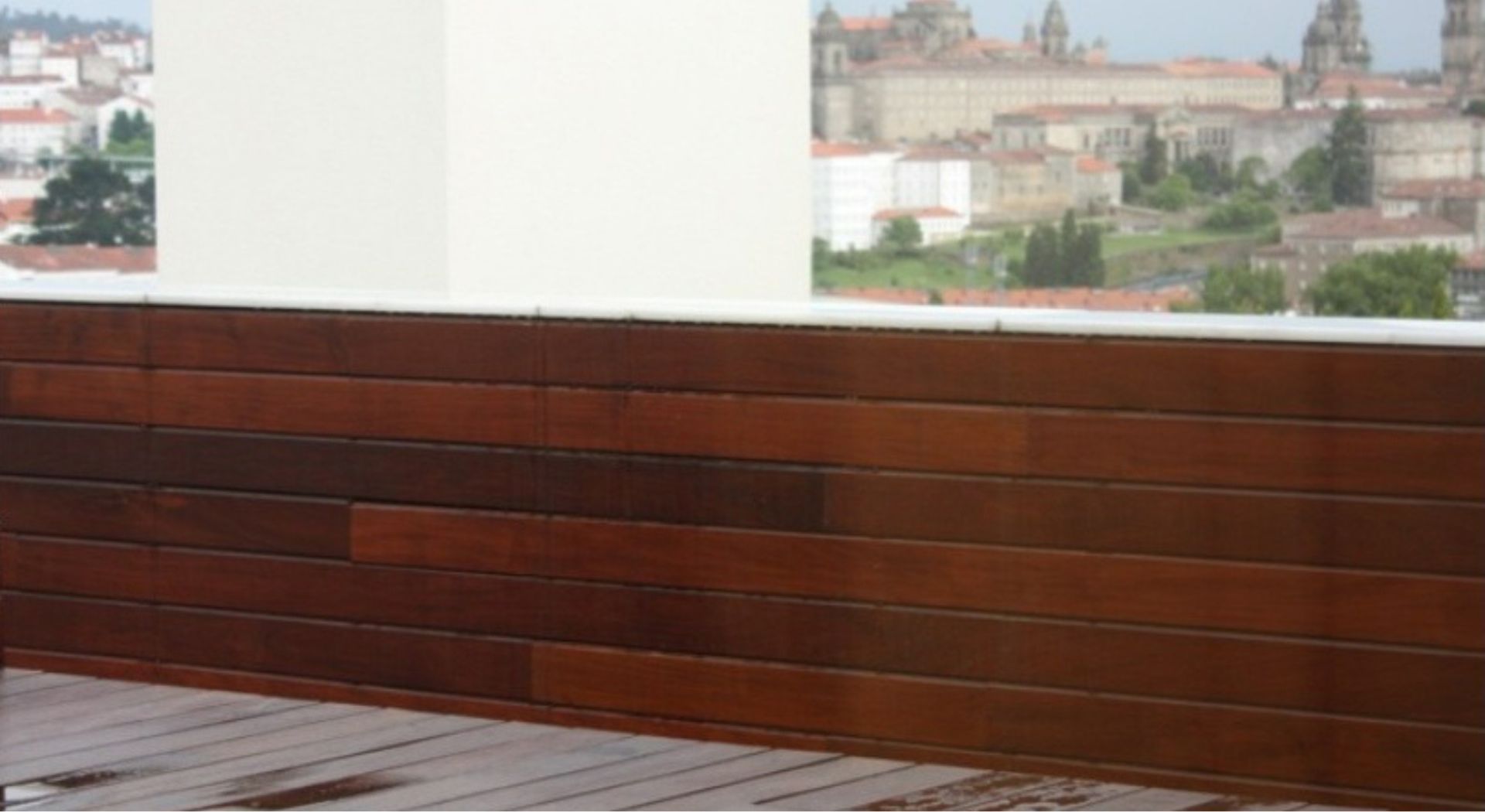 Arquitecto Villagarcía de Arousa vista muro terraza forrado de madera