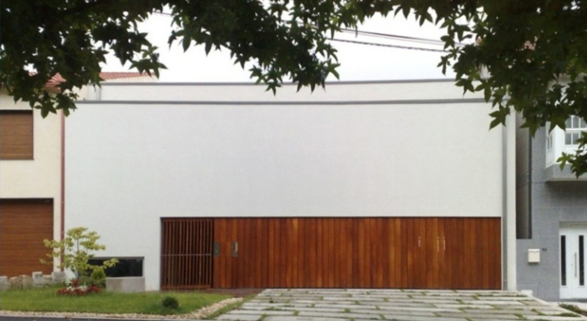 Arquitecto Villagarcía de Arousa vista exterior portal forrado de madera